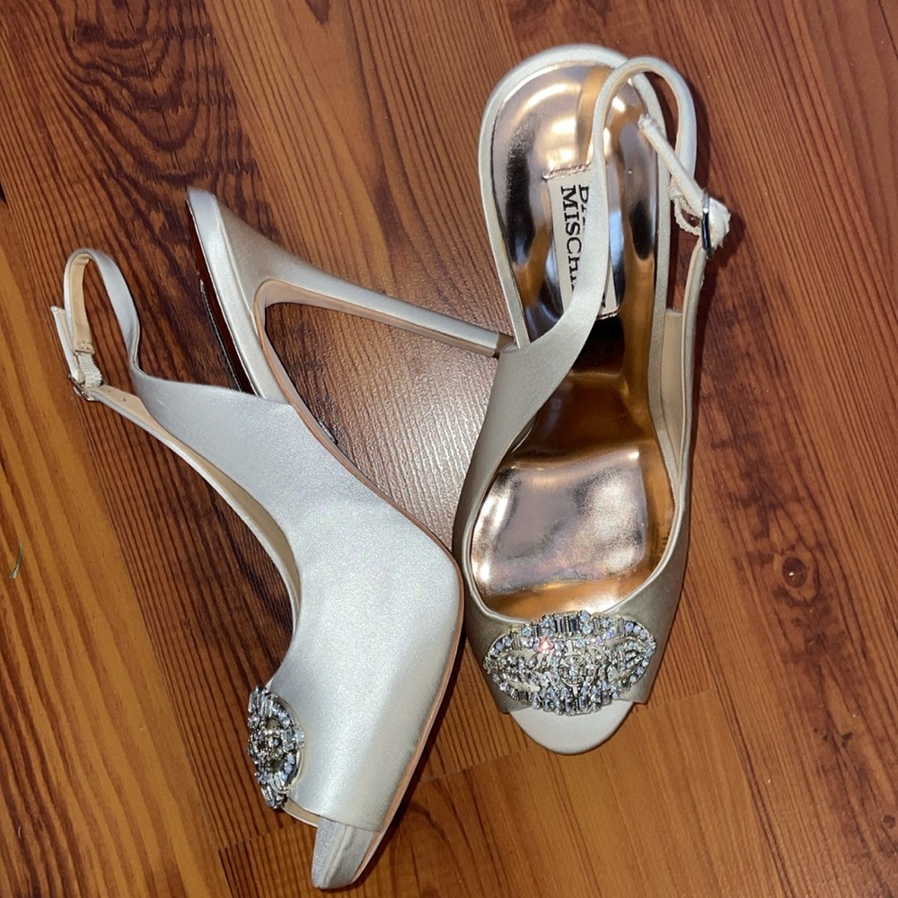 Badgley Mischka beautiful in excellent condition with box and dust bag. 8-1/2. - Picture 9 of 14